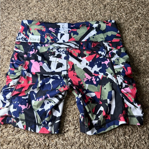 Lululemon High Rise Biker Shorts Size 6 Ruched Side Multicolor Abstract Print - Picture 2 of 3